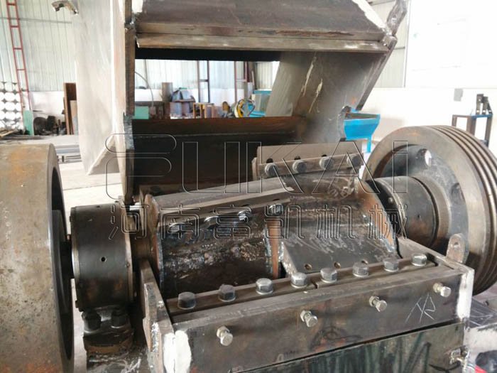 橡膠粉碎機(jī)結(jié)構(gòu)