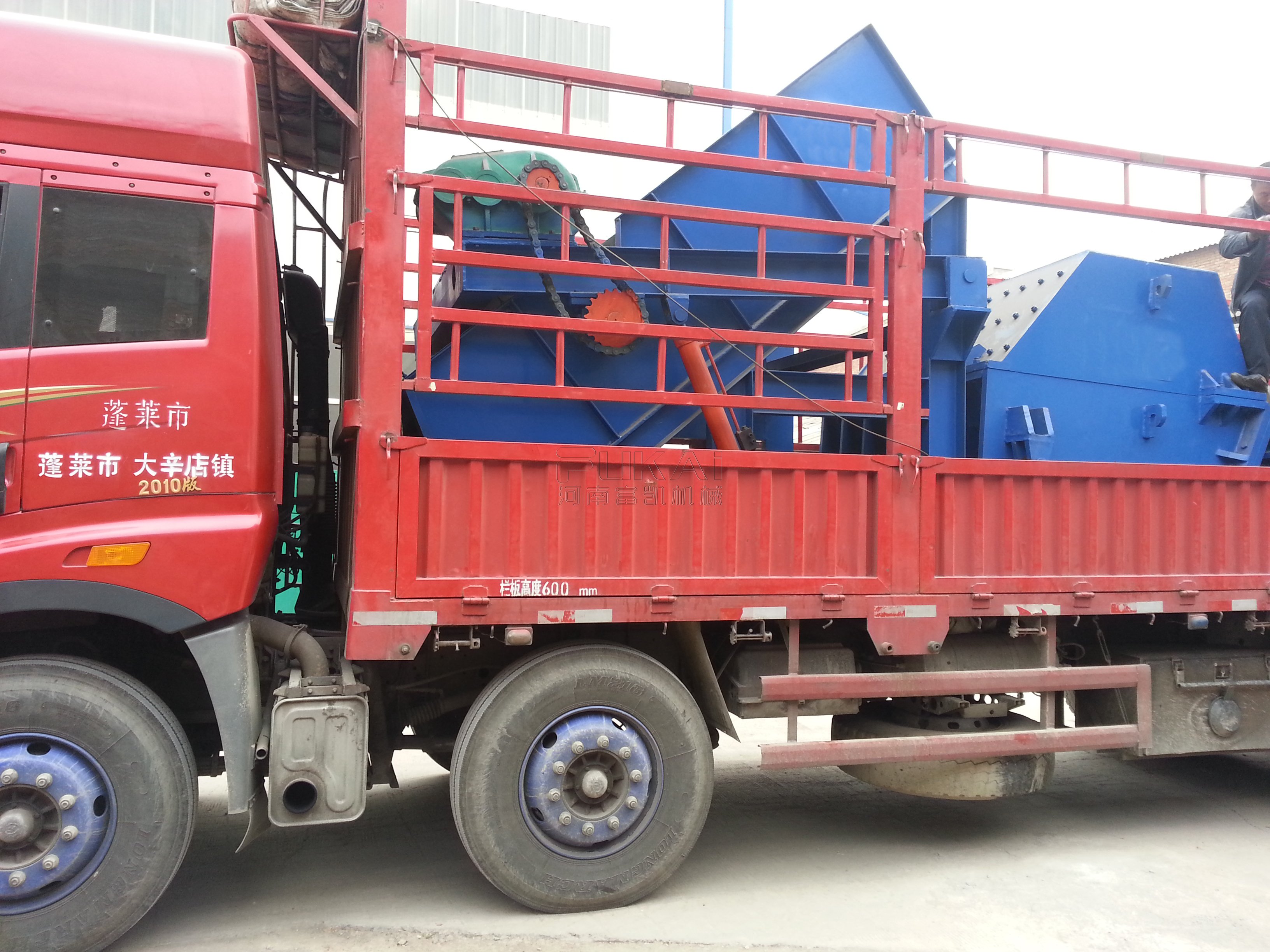 1300型金屬粉碎機(jī)貴州安順發(fā)貨現(xiàn)場(chǎng)